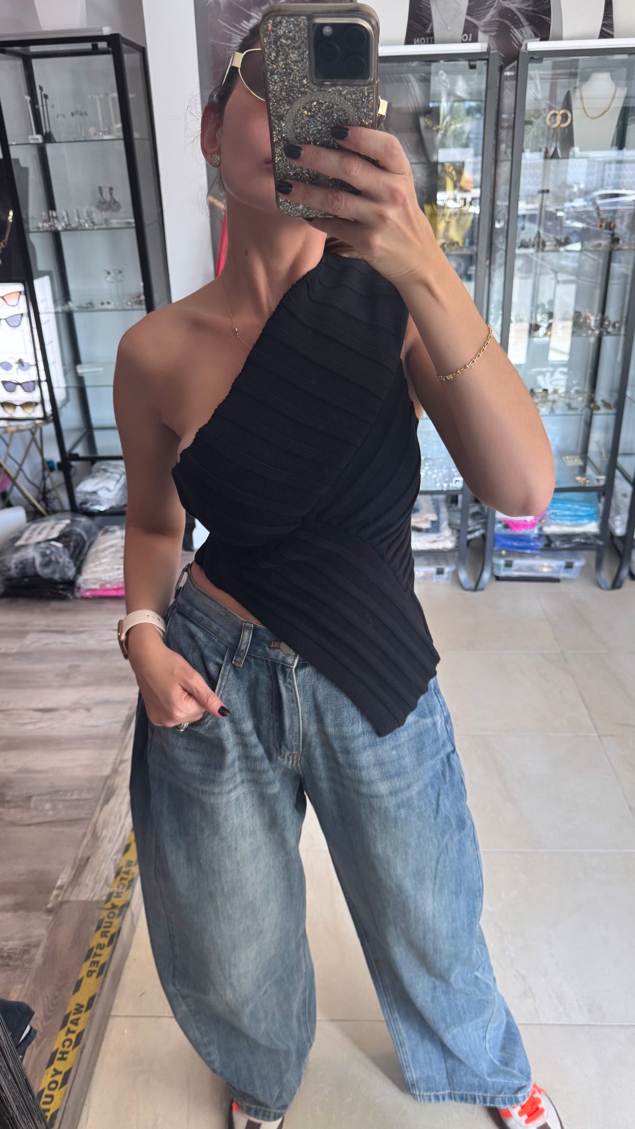One shoulder asymmetrical top-black