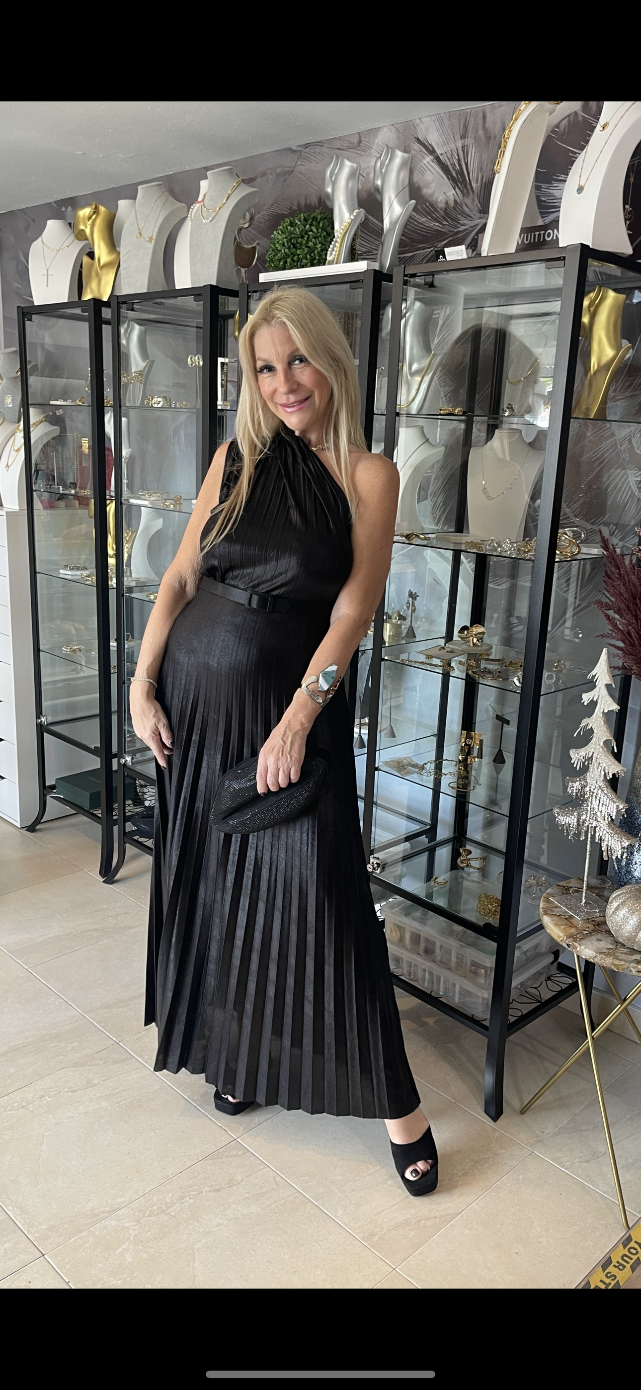 One size black dress