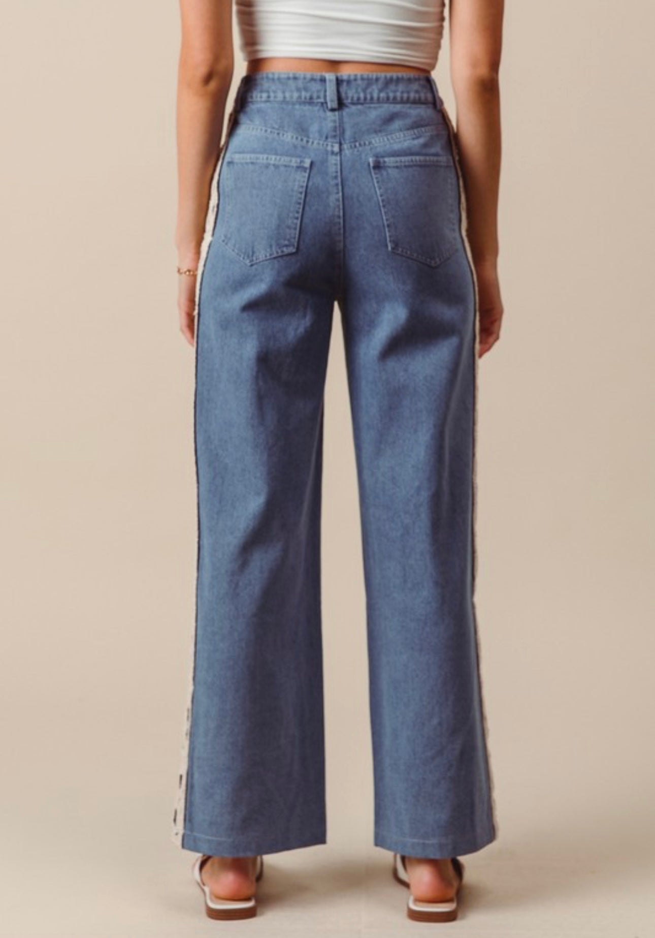 Mid rise embroided Jean