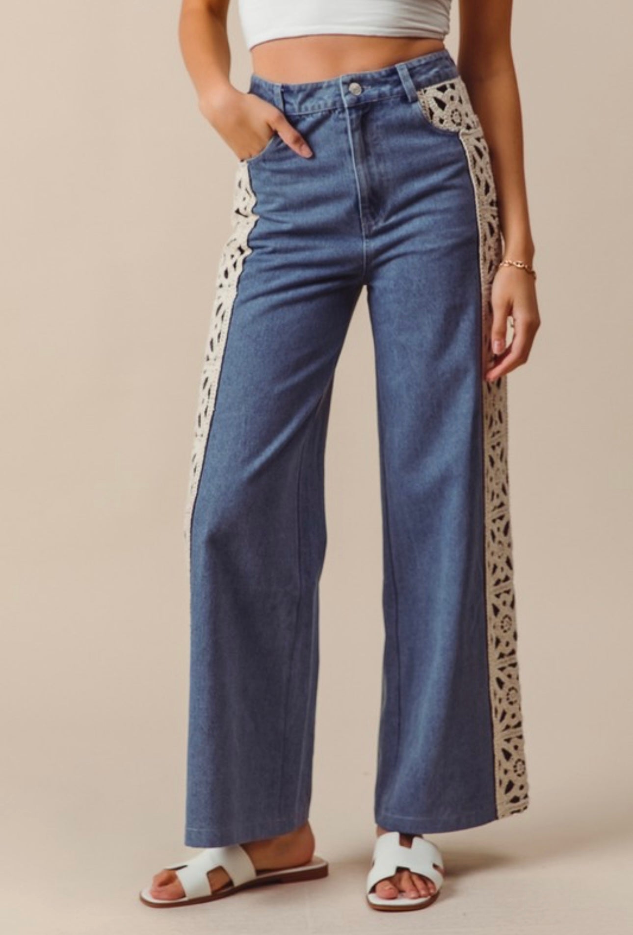 Mid rise embroided Jean